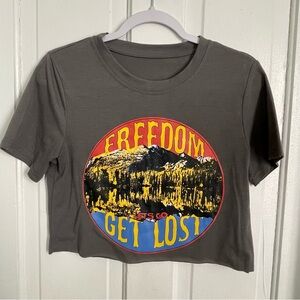 “Freedom Let’s Go Get Lost” Graphic T-Shirt short-sleeve gray crop top sz small